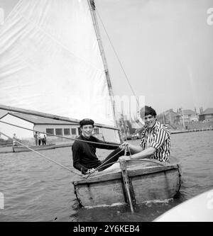 St Annes, Lancashire, Inghilterra: Mike Smith (a sinistra) e Dave Clark (a destra) del gruppo pop Dave Clark Five, rilassati con una sessione in barca a vela sul lago Fairhaven durante una pausa nel loro spettacolo estivo al Winter Gardens Pavilion di Blackpool. 21 settembre 1964 Foto Stock