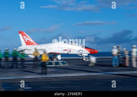 OCEANO ATLANTICO 22 settembre 2024) -- Un velivolo da addestramento T-45C Goshawk assegnato al Training Squadron (VT) 9 viene lanciato dalla cabina di volo a bordo del Nimit Foto Stock