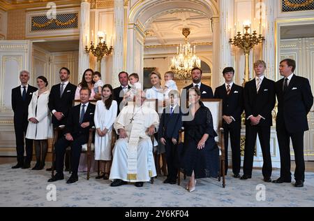 Lussemburgo, Lussemburgo. 26 settembre 2024. Papa Francesco (M) viene ricevuto dal Granduca Enrico (fronte a sinistra) e dalla Granduchessa Maria Teresa (fronte a destra) nel Palazzo Granducale. Sullo sfondo vi sono Stéphanie di Lussemburgo e suo figlio Guillaume di Lussemburgo con i loro figli e altri familiari. È la prima visita di un papa in Lussemburgo in quasi 40 anni. Credito: Harald Tittel/dpa/Alamy Live News Foto Stock