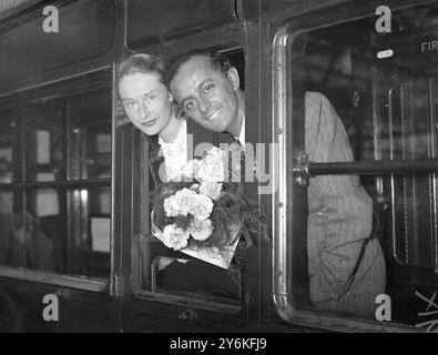 Alla stazione di Waterloo in partenza per il Sud Africa. Larry Adler ('Mouth Organ King') e moglie l'8 luglio 1938 © TopFoto Foto Stock