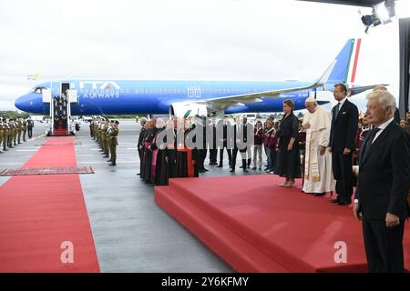 **NO LIBRI** Lussemburgo, 2024/9/26.Papa Francesco è accolto dal granduca del Lussemburgo Henri, secondo da destra, dalla granduchessa Maria Teresa, quinta, e dal primo ministro Luc Friede, a sinistra, al suo arrivo all'aeroporto internazionale di Findel in Lussemburgo Fotografia dei MEDIA VATICANI / Catholic Press Photo Foto Stock