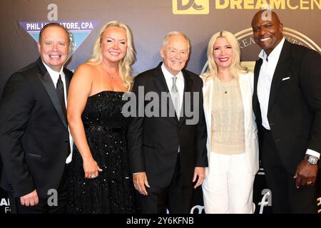 25 settembre 2024 circa. Matthew Barnet, Caroline Barnet, Tommy Barnet, Rebecca King-Crews, Terry Crews agli arrivi per la serata annuale di gala del LA Dream Center Night of Dreams, The Beverly Hills Hotel, Beverly Hills, CA, 25 settembre 2024. Crediti: Priscilla Grant/Everett Collection/Alamy Live News Foto Stock