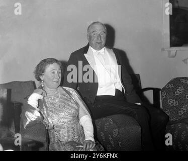 New Forest Hunt Ball a Brockenhurst - Colonnello Sir Dudley e Lady Forwood - 1939 © TopFoto Foto Stock