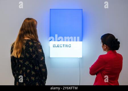 180 Ruin Space, Londra, Regno Unito. 26 settembre 2024. Premere Anteprima. Sound & Vision - artisti leader rispondono alla David Bowie Lyric for War Child Fundraising Exhibition. Nick Smith: Electric Blue Light Box 2024. Crediti: Matthew Chattle/Alamy Live News Foto Stock