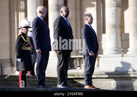 (Da sinistra a destra) il Segretario alla difesa John Healey, il Segretario alla difesa degli Stati Uniti Lloyd Austin e il Ministro della difesa australiano Richard Marles in vista della riunione dei Ministri della difesa AUKUS presso l'Old Royal Naval College di Greenwich, Londra. Data foto: Giovedì 26 settembre 2024. Foto Stock