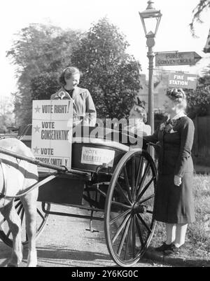 Per cavallo e trappola a votare. Miss Pat Hornsby Smith ha avuto in prestito un cavallo e una trappola per aiutare a portare le persone a votare - a Chislehurst , Kent con Margaret Roberts 29 ottobre 1951 non lo stile successivo di Thatcher di immagine strettamente controllata e uno scatto più naturale, preso da John Topham. Foto Stock