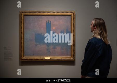 Londra, Inghilterra, Regno Unito. 26 settembre 2024. Un uomo guarda un dipinto di Claude Monet durante l'anteprima stampa della mostra che presenta i dipinti impressionisti dell'artista di Londra alla Courtauld Gallery di Londra. (Credit Image: © Thomas Krych/ZUMA Press Wire) SOLO PER USO EDITORIALE! Non per USO commerciale! Foto Stock