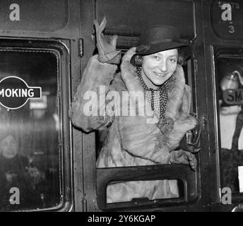 Alla stazione di Waterloo in partenza per l'America. Miss Leontine Sagan (l'unica produttrice donna di Drury Lane). (13 febbraio 1889 – 20 maggio 1974) è stata un'attrice e regista teatrale austriaca, 20 novembre 1935 © TopFoto Foto Stock