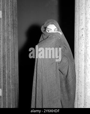 La cantante d'opera americana Maria Callas non è timida, ma sta solo provando la sua parte di Medea al Royal Opera House, Covent Garden oggi, per l'opera in tre atti Media, che apre mercoledì 17 giugno. La scena è nel primo atto, la Corte di Creon a Corinto, e Miss Callas è Medea, ex moglie di Giasone, leader degli Argonauti nell'opera. 15 giugno 1959 Foto Stock