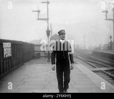 Porter Alex Kirk, conosciuto dai viaggiatori sulla Great Eastern Railway tra Stratford Enfield Lock e Waltham Cross come la notte di Brimsdown, dà avviso ai lavoratori stanchi delle munizioni del loro avvicinamento alla destinazione chiamando il nome della sua stazione con una voce abbastanza forte da svegliare i passeggeri più addormentati. © TopFoto Foto Stock