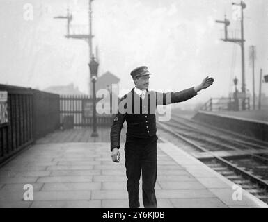 Porter Alex Kirk, conosciuto dai viaggiatori sulla Great Eastern Railway tra Stratford Enfield Lock e Waltham Cross come la notte di Brimsdown, dà avviso ai lavoratori stanchi delle munizioni del loro avvicinamento alla destinazione chiamando il nome della sua stazione con una voce abbastanza forte da svegliare i passeggeri più addormentati. © TopFoto Foto Stock