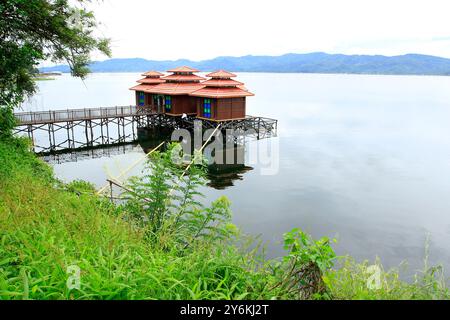 Il lago Tondano, con una superficie di 4000 ettari, lo rende il lago più grande del Sulawesi settentrionale. Foto Stock