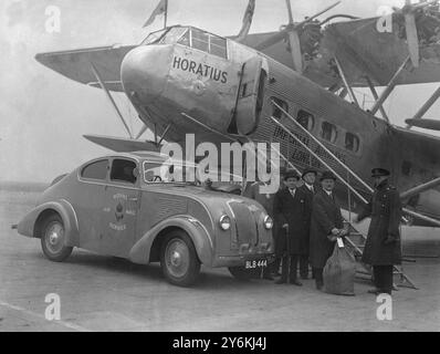 La nuova vettura Air mail aeroportuale venne utilizzata per la prima volta quando la prima Empire Air mail lasciò Croydon - Sir Frederick Williamson (direttore dei servizi postali) inviò la prima Empire Air mail inviata sotto il nuovo schema per conto del Postmaster General - la foto mostra la nuova auto aerodinamica di fronte all'aereo poco prima che partisse per inaugurare il nuovo schema di posta aerea Empire 17 novembre 1934 Foto Stock