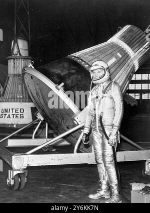 Langley Field, va: Indossando una tuta spaziale alluminiumizzata, Mercury Astronaut L. Gordon Cooper di Carbondale Colon., si trova vicino a un progetto Mercury Capsule a Langley Field recentemente, la capsula, e un altro visto in background, sono prototipi di quello in cui Cooper o uno dei sei astronauti saliranno nello spazio il prossimo anno. 3 ottobre 1960 Foto Stock