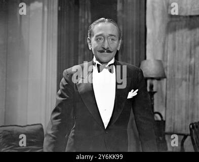 Adolpe Menjou ha fotografato al Wembley Studio, dove ora sta facendo la sua apparizione in un film britannico. Adolphe Jean Menjou (New York, 18 febbraio 1890 – New York, 29 ottobre 1963) è stato un attore statunitense. © TopFoto Foto Stock