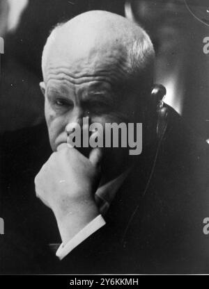 Mr. K riflette - New York - 21 settembre 1960 il primo ministro sovietico Nikita Khrushchev ascolta il discorso di apertura all'Assemblea generale delle Nazioni Unite a New York credito: TopFoto.co.uk Foto Stock