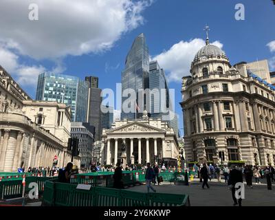 Londra, Regno Unito. 24 maggio 2023. Città di Londra con il Royal Exchange e la Bank of England in primo piano. Il distretto finanziario della capitale britannica, la City of London, è cresciuto fortemente negli ultimi anni nonostante l'uscita del Regno Unito dall'UE. Crediti: Christoph Meyer/dpa/Alamy Live News Foto Stock