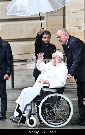 Lussemburgo, Lussemburgo. 26 settembre 2024. Papa Francesco saluta i cittadini durante una visita papale a Lussemburgo, Granducato di Lussemburgo, giovedì 26 settembre 2024. Il capo della Chiesa cattolica Papa Francesco, nato Jorge Mario Bergoglio, è in visita in Lussemburgo e stasera si recherà in Belgio. BELGA PHOTO ERIC LALMAND credito: Belga News Agency/Alamy Live News Foto Stock