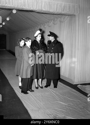 Matrimonio reale. La famiglia reale e' andata all'Abbazia di Westminster stasera per una prova privata del matrimonio di domani della Principessa Elisabetta e del tenente Phillip Mountbatten. Il marchese di Milford Haven, il guardiano del tenente Mountbatten, parlando con la duchessa di Kent con i suoi due figli il principe Michael, una pagaia e la principessa Alexander, una damigella d'onore. 19 novembre 1947 Foto Stock