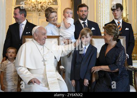 **NO LIBRI** Lussemburgo, 2024/9/26.Papa Francesco (2L) posa con la Granduchessa Maria Teresa di Lussemburgo (R), il Principe Guillaume Jean Joseph Marie (L), sua moglie la Contessa Stephanie de Lannoy (3L), il Principe Charles Jean Philippe Joseph Marie Guillaume (C), il Principe Sébastien Henri Marie Guillaume (3L), al Palazzo Granducale di Lussemburgo, durante un viaggio di quattro giorni con stampa cattolica in Belgio/VATICANO Foto Stock