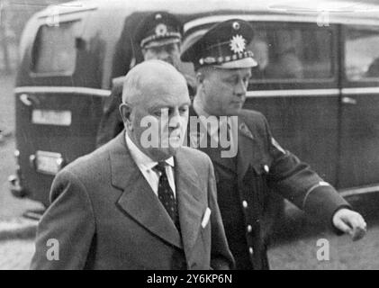 Karlsruhe: Oggi il processo di spionaggio è iniziato qui contro l'ex membro del Partito socialdemocratico (SPD) del Parlamento della Germania Ovest, Alfred Frenzel. Qui Frenzel è guidato da un poliziotto nel tribunale. 24 aprile 1961 Foto Stock