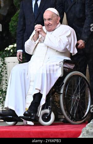 Lussemburgo, Lussemburgo. 26 settembre 2024. Papa Francesco saluta i cittadini durante una visita papale a Lussemburgo, Granducato di Lussemburgo, giovedì 26 settembre 2024. Il capo della Chiesa cattolica Papa Francesco, nato Jorge Mario Bergoglio, è in visita in Lussemburgo e stasera si recherà in Belgio. BELGA PHOTO ERIC LALMAND credito: Belga News Agency/Alamy Live News Foto Stock