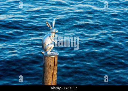 San Pietroburgo, Russia - 16 giugno 2024: monumento a una lepre salvata da un'inondazione nel mezzo dello stretto di Kronverksky Foto Stock