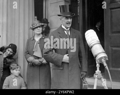 Budget Day, 1935 - Sig. E Sig.ra Chamberlain in partenza per la camera il 15 aprile 1935 - Arthur Neville Chamberlain (18 marzo 1869 – 9 novembre 1940) è stato un politico britannico, primo ministro del Regno Unito dal 1937 al 1940. © TopFoto Foto Stock