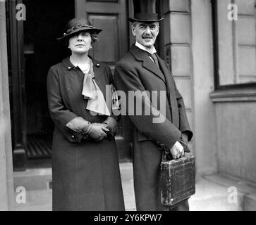 Budget Day, 1935 - Sig. E Sig.ra Chamberlain in partenza per la camera il 15 aprile 1935 - Arthur Neville Chamberlain (18 marzo 1869 – 9 novembre 1940) è stato un politico britannico, primo ministro del Regno Unito dal 1937 al 1940. © TopFoto Foto Stock