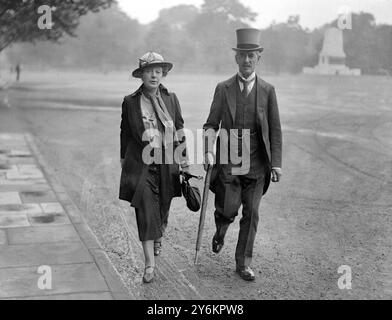 Mr and Mrs Chamberlain, che giunsero al Tesoro il 27 giugno 1934 - Arthur Neville Chamberlain (18 marzo 1869 – 9 novembre 1940) è stato un politico britannico e primo ministro del Regno Unito dal 1937 al 1940. © TopFoto Foto Stock