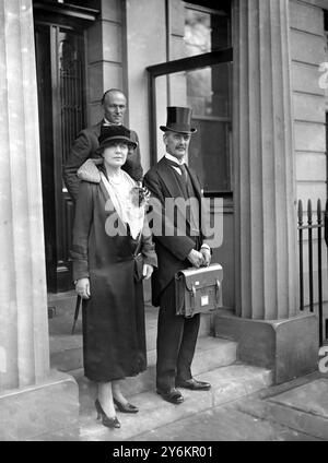 Budget Day, 1934. Il signor Neville Chamberlain , accompagnato dalla moglie Anne Chamberlain , che lascia casa per la camera dei comuni. 17 aprile 1934 Foto Stock