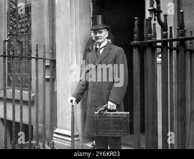 Budget Day, 1937 Sig. Neville Chamberlain, accompagnato da sua moglie, la Sig.ra Anne Chamberlain. 20 aprile 1937 Foto Stock