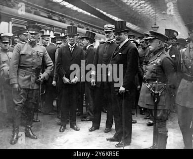 Il generale Pershing, capo dell'esercito americano, arriva alla stazione di Euston da sinistra a destra: Generale Pershing, Dr Page, ammiraglio Sims, (comandante delle navi americane con la Marina britannica), Lord Derby , Segretario di Stato per la Guerra e Lord French , comandante delle forze interne britanniche, 8 giugno 1917 Foto Stock