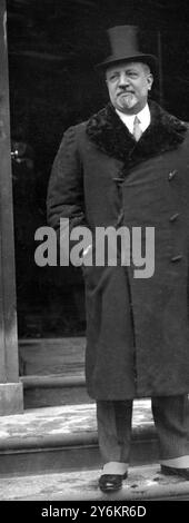 Fuori Downing Street. Conte Giuseppe Volpi. 14 gennaio 1926 Foto Stock