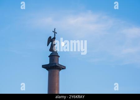 San Pietroburgo, Russia - 16 giugno 2024: Figura dell'angelo in cima alla colonna di Alessandro in Piazza del Palazzo, sullo sfondo della luna Foto Stock