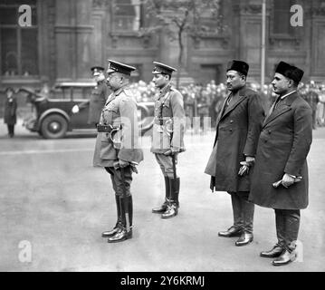 Al cenotafio. Il generale Rana Shumsher Jung Bahadur , ministro nepalese a Londra , ha posto una corona al Cenotafio. 29 maggio 1934 Foto Stock