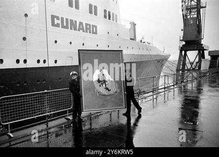 Southampton: Un "Ritratto di PL" di Francis Bacon, trasportato oggi a bordo del Cunard liner Queen Elizabeth II a Southampton. Il ritratto, uno dei più preziosi di oltre 100 dipinti, da esporre in una mostra nella prima galleria d'arte galleggiante del mondo a bordo della regina Elisabetta II. La galleria gestita da Marlborough fine Art, è una delle mostre più complete di arte britannica del XX secolo mai tenute, e comprende opere di oltre 20 artisti contemporanei britannici, tra cui dipinti e sculture di R.B. Kitaj; Barbara Hepworth, Henry Moore e Graham Sutherlan. L'esordio Foto Stock