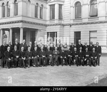 Sessione plenaria finale della Conferenza navale. I delegati hanno fotografato nel terreno del St James Palace prima di firmare il patto. 22 aprile 1930 Foto Stock