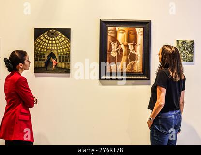 180 Studios, Londra, Regno Unito. 26 settembre 2024. (L) Peter Messer A Dance Beneath the Lake, Tempera (R) George Underwood, We Love Dancing, olio su lino presentato da War Child e curato da Art on a Postcard, Sound & Vision è una nuovissima mostra annuale e asta che raccoglie fondi per sostenere i bambini che vivono in conflitto. Ogni anno, i principali artisti risponderanno a un testo iconico della canzone, e per la sua prima edizione, 33 artisti hanno risposto al testo di David Bowie, "We Like Dancing and We Look Divine", dal suo inno Rebel. Crediti: Paul Quezada-Neiman/Alamy Live News Foto Stock