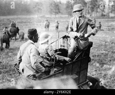 Il generale Bruce in una spedizione di sparatorie a tigre. Il capo della spedizione del Monte Everest prese parte come ospite del tenente colonnello W. F. o'Conner alla caccia alla tigre in Nepal. 1924 Foto Stock