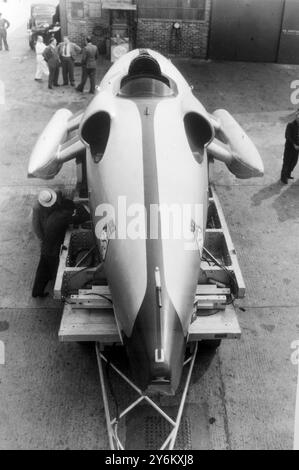 New Malden, Surrey: Una visione di John Cobb, con il suo rivoluzionario motoscafo Crusader , in cui tenta di stabilire un nuovo record di velocità in acqua. La nuova imbarcazione è alimentata da un motore Ghost Jet de Havilland da 3.000 cavalli simile a quello utilizzato nell'aereo di linea Comet. Costa 000 sterline. John Cobb, 52 anni, detiene il record di velocità su terra di 394,4 miglia all'ora, e spera di battere il record di velocità sull'acqua di oltre 160 miglia all'ora detenuto dall'americano Stanley Sayre. 22 agosto 1952 Foto Stock