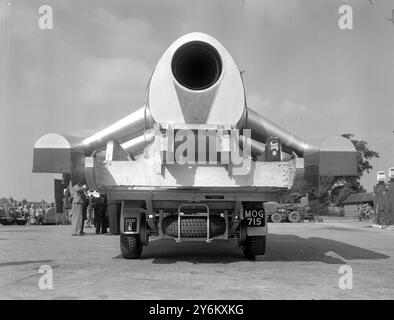 New Malden, Surrey: Una visione di John Cobb, con il suo rivoluzionario motoscafo Crusader , in cui tenta di stabilire un nuovo record di velocità in acqua. La nuova imbarcazione è alimentata da un motore Ghost Jet de Havilland da 3.000 cavalli simile a quello utilizzato nell'aereo di linea Comet. Costa 000 sterline. John Cobb, 52 anni, detiene il record di velocità su terra di 394,4 miglia all'ora, e spera di battere il record di velocità sull'acqua di oltre 160 miglia all'ora detenuto dall'americano Stanley Sayre. 22 agosto 1952 Foto Stock