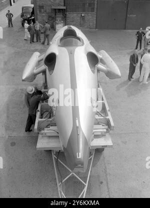 New Malden, Surrey: John Cobb, con il suo rivoluzionario motoscafo Crusader , in cui tenta di ottenere un nuovo record di velocità in acqua. La nuova imbarcazione è alimentata da un motore Ghost Jet de Havilland da 3.000 cavalli simile a quello utilizzato nell'aereo di linea Comet. Costa 000 sterline. John Cobb, 52 anni, detiene il record di velocità su terra di 394,4 miglia all'ora, e spera di battere il record di velocità sull'acqua di oltre 160 miglia all'ora detenuto dall'americano Stanley Sayre. 22 agosto 1952 Foto Stock