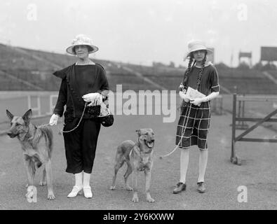 Spettacolo campionario Alsatian Dog Club allo Stanford Bridge. Lady Monica Bullough e sua figlia con 'Greybrother D'Abitot' amd 'Marcus D'Abitot'. Alias Monique Lily de la Pasture, figlia del quarto marchese de la Pasture. Figlia Hermione, che sposò John Lambton, V conte di Durham. 24 giugno 1922 Foto Stock