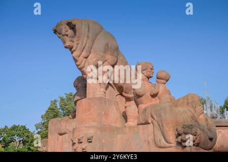 Stierbrunnen, Arnswalder Platz, Prenzlauer Berg, Pankow, Berlino, Deutschland *** Stierbrunnen, Arnswalder Platz, Prenzlauer Berg, Pankow, Berlino, Germania Foto Stock