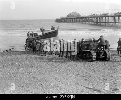 Lancio della Lifeboat a Worthing by Motor Tractor. anni '1920, '1930 Foto Stock