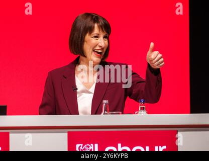 Rachel Reeves, Cancelliere dello Scacchiere, tiene il suo discorso di apertura alla Conferenza del Partito Laburista di Liverpool. Foto Stock