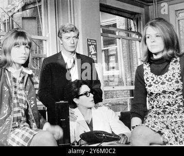 Londra: Meno di 24 ore dopo aver ottenuto ruoli in un nuovo film comico, ... gemelli Helen e Catherine Jay potrebbero dover essere eliminati dal cast di "Alfie". Le ragazze - Helen è a sinistra, Catherine, a destra - sono le figlie del signor Douglas Jay, presidente della British Board of Trade, ed entrambe sono studentesse all'università. Equità il sindacato degli attori, protestato perché le ragazze non sono artiste cinematografiche professionali. Martedì, entrambe le ragazze hanno vinto la parte dopo i test cinematografici. Ora stanno cercando di entrare nell'unione. Con loro in questa foto c'è l'attore Michael Caine, che recita nel film, ed Eleanor Bron . 24 Foto Stock