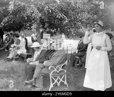 Treloar Cripple Home ad Alton Hampshire. Sir William Treloar Lord Mayor di Londra e il signor William Pettridge. Forse l'autore William Pett Ridge, scrisse Mord Em'ly. Febbraio 1925 Foto Stock