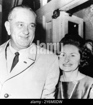 Austin, Texas: Il presidente Lyndon B. Johnson sua moglie la signora Claudia "Lady Bird" Johnson sorride tutti mentre arrivano all'hotel di Driscoll lei ieri per assistere al ritorno delle elezioni presidenziali con gli amici. Gli ultimi rapporti indicano una vittoria schiacciante per Johnson sul candidato repubblicano Barry Goldwater, 4 novembre 1964 Foto Stock